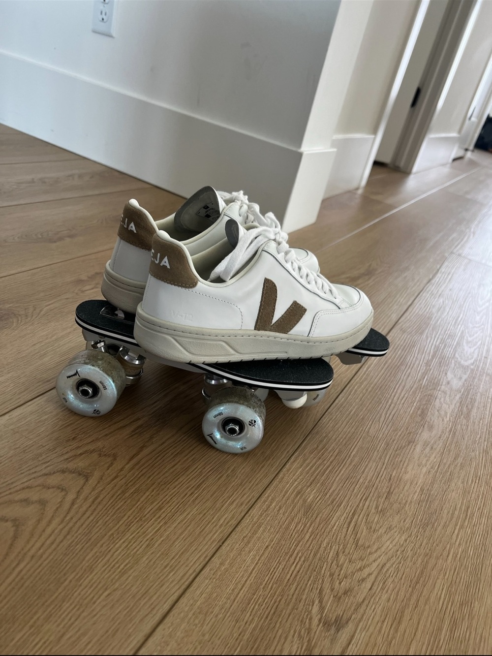 Flaneurz size 8 VEJA shoes detachable roller skates - Picture 3 of 4